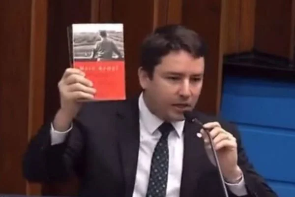 Deputado do PL enaltece livro de Adolf Hitler na Assembleia