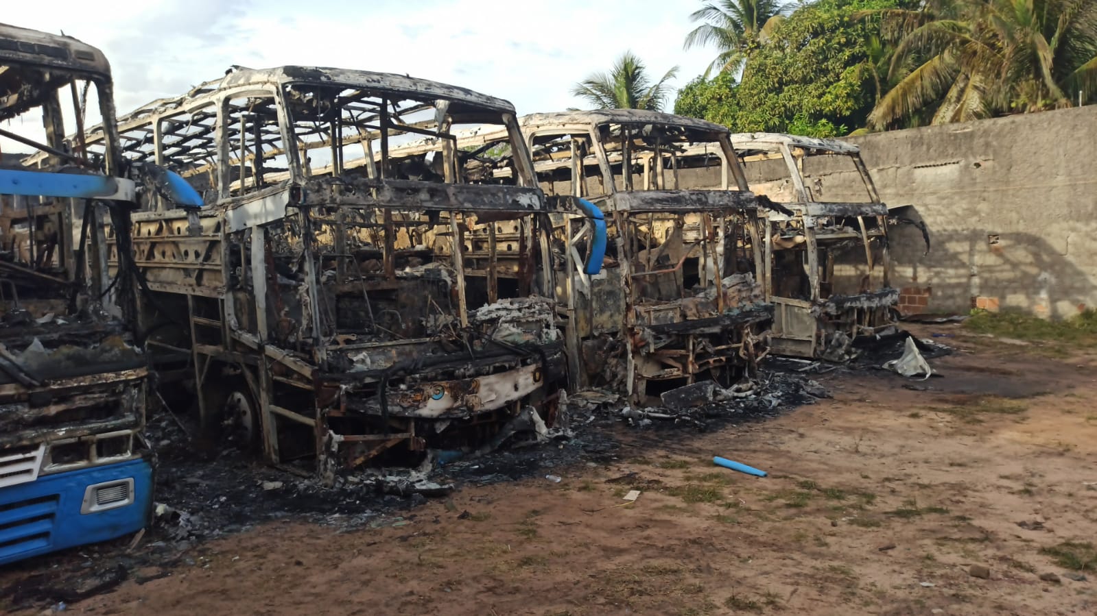 Quatro ônibus são incendiados no Vale Dourado; prejuízo de R$ meio milhão de reais, diz proprietário