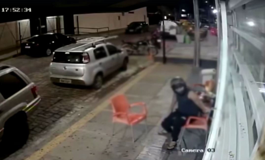 Homem persegue assaltantes e é baleado em Nova Parnamirim