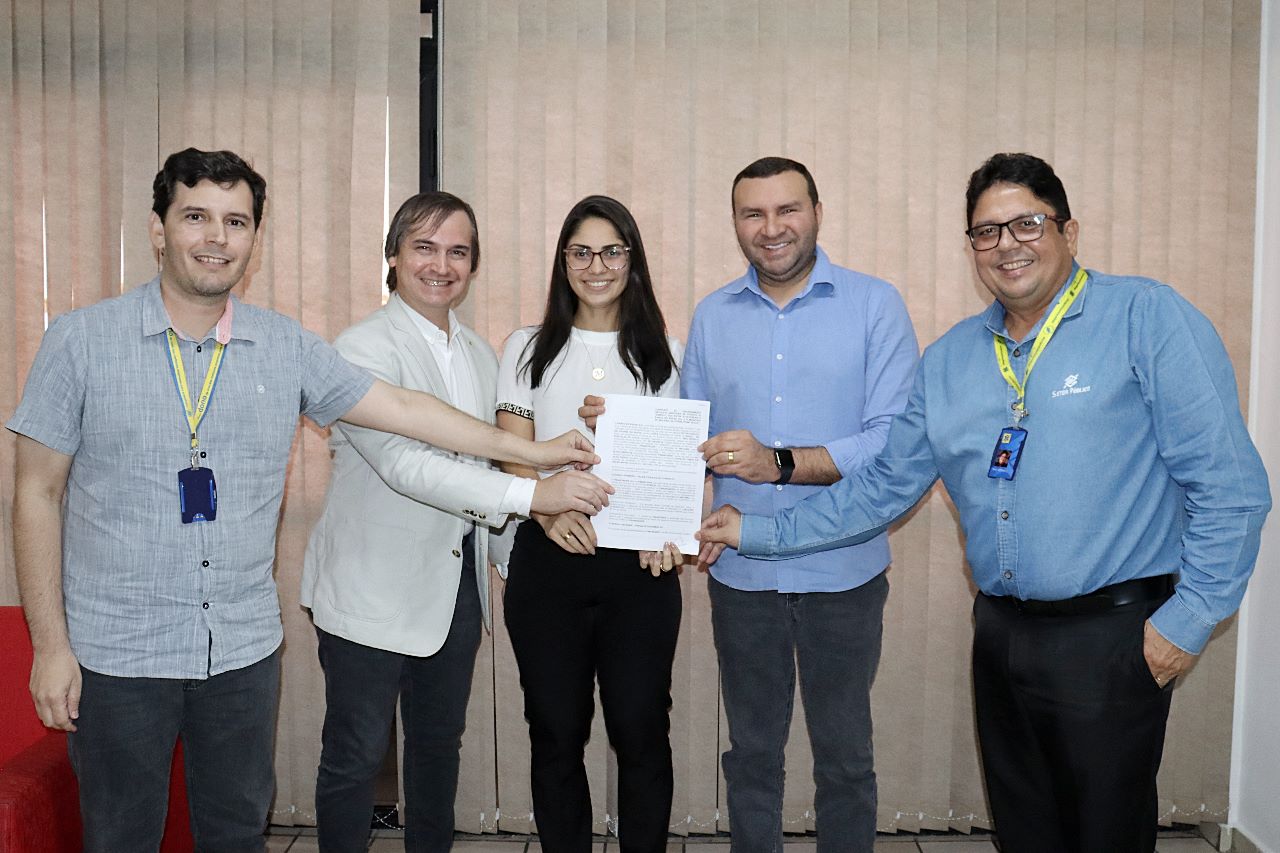 Prefeito Emídio assina contrato que possibilitará instalação de iluminação led em todo o município