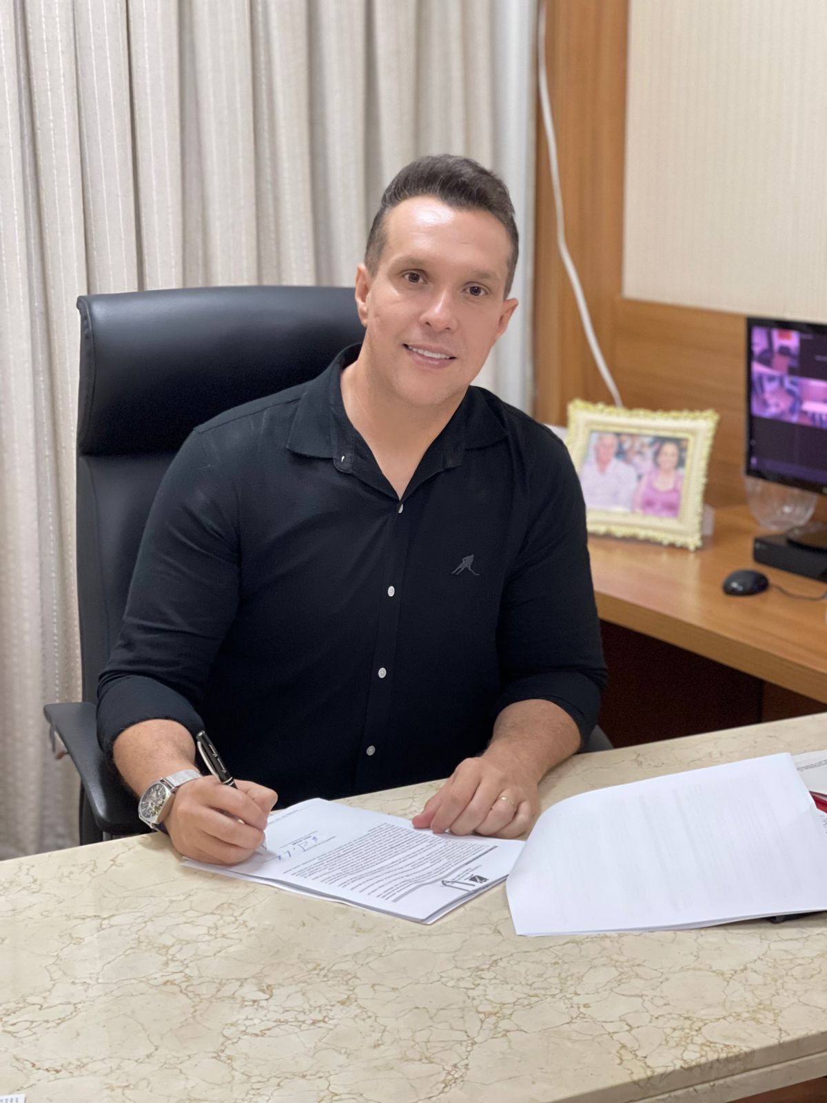 Presidente da Câmara Municipal de Natal Eriko Jácome assina edital de concurso público
