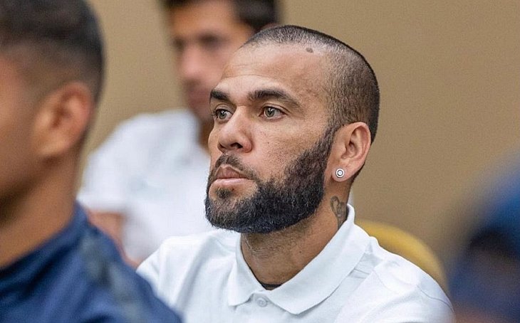 Amigo diz que mulher que acusa Daniel Alves de estupro 'dançou e se esfregou' no jogador