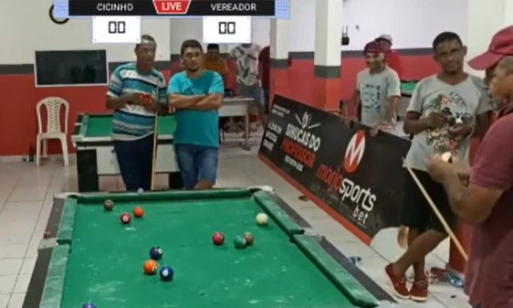 Vereador paraibano é flagrado rasgando dinheiro durante partida de sinuca