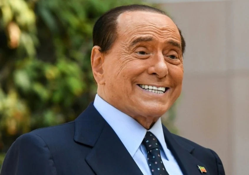 Ex-premier italiano Silvio Berlusconi está em UTI com leucemia e infecção pulmonar