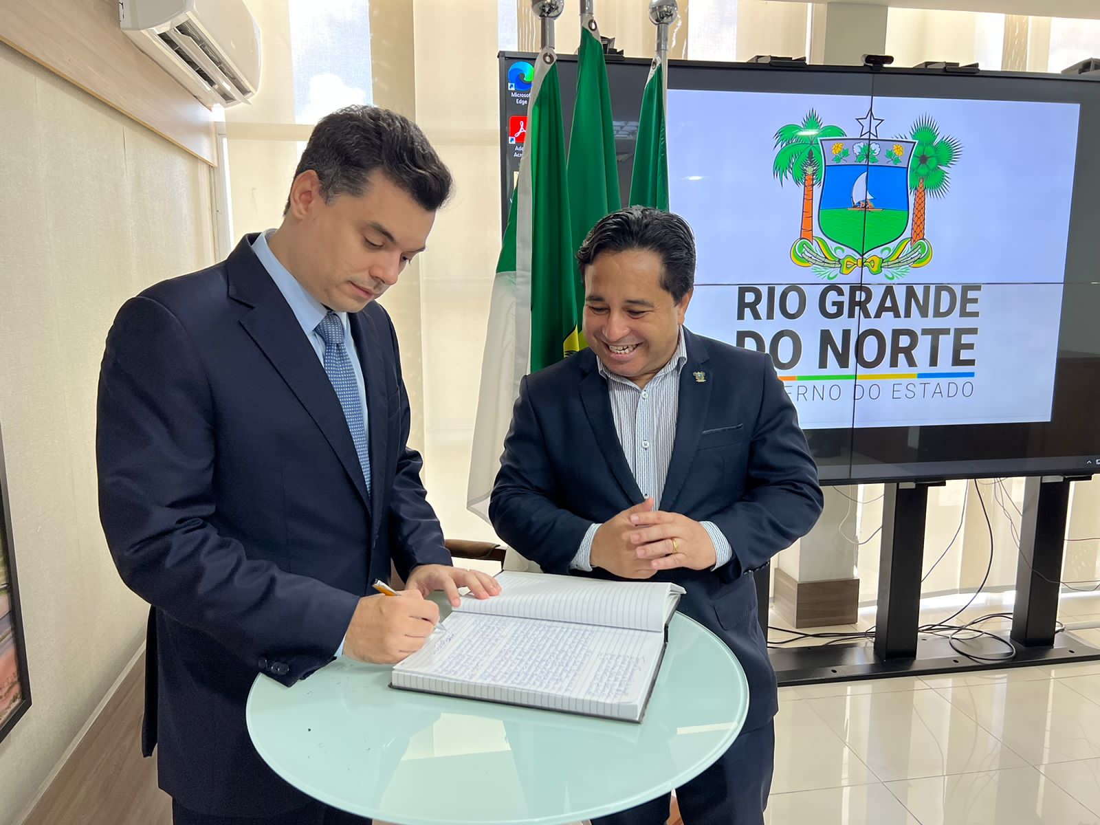 Fátima vai à China e Walter Alves assume o governo do RN