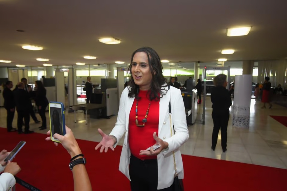 Deputada apresenta projeto para que ministros do STF recebam salário de professor