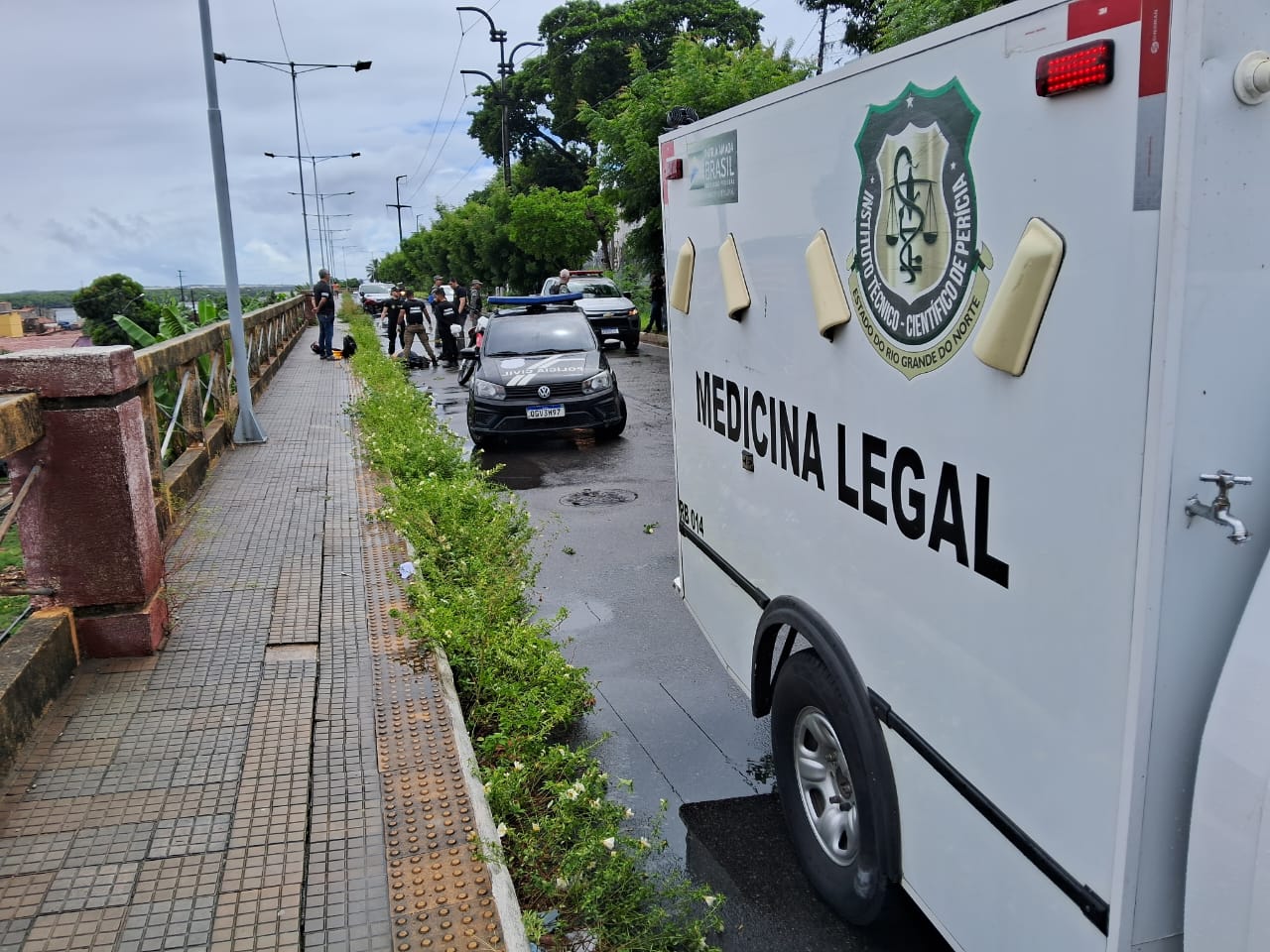 Motociclista sofre mal súbito e morre após bater em mureta na Cidade Alta