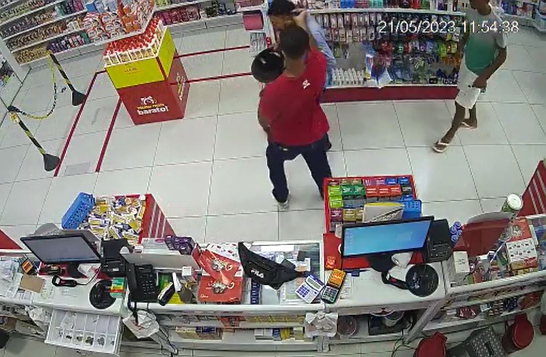 Bandidos assaltam farmácia e agridem motoentregador em Parnamirim