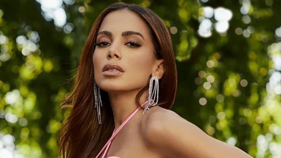 Anitta conta que praticou sexo oral em amiga para ensiná-la: “Gozou em dois minutos”