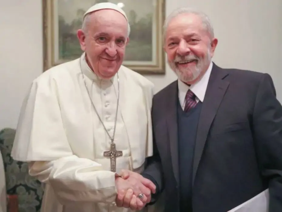 Lula convida Papa Francisco para visitar o Brasil e deve ir ao Vaticano até julho