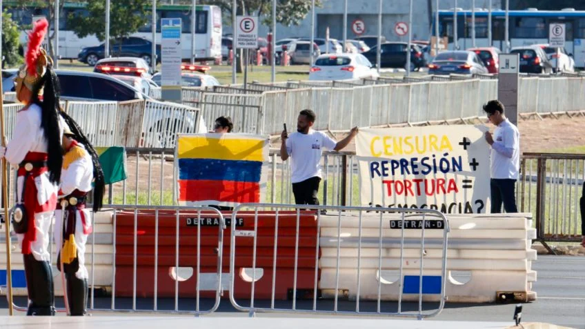Venezuelanos protestam contra Maduro em frente ao Itamaraty