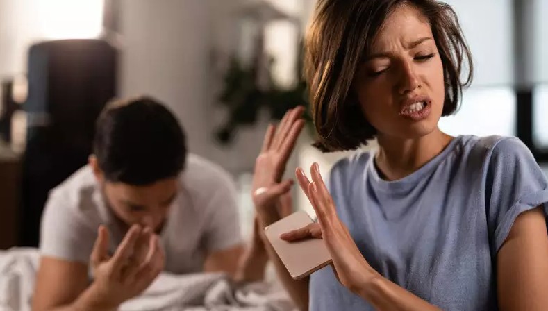 Mulher flagra marido e mãe juntos na cama; traição acontecia há mais de 20 anos