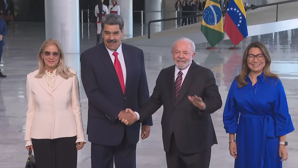 Ditador da Venezuela, Nicolás Maduro, sobe rampa do Palácio do Planalto para reunião com Lula