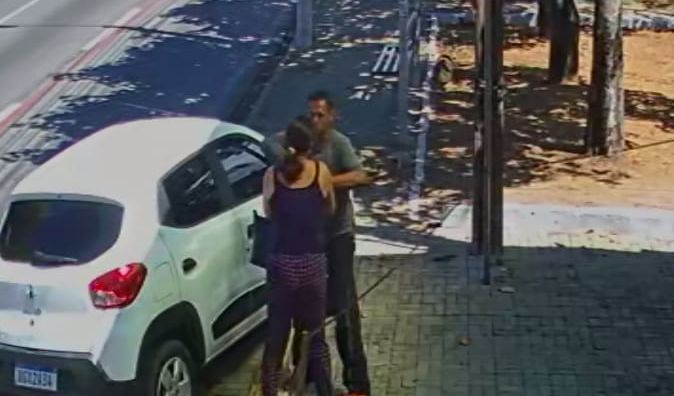 Bandido rende mulher e toma carro de assalto em Candelária