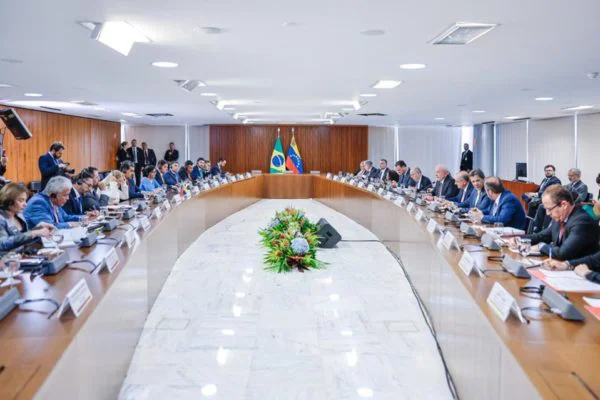 Lula diz que é “um prazer” receber Maduro e chama Guaidó de impostor