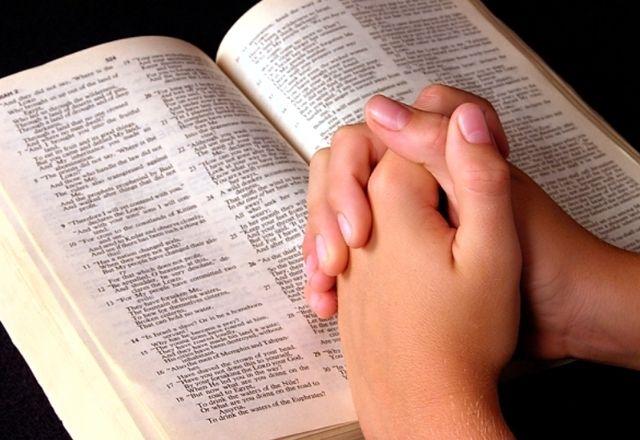 POLÊMICA: escola proíbe Bíblia ao dizer que livro é ‘vulgar e violento’