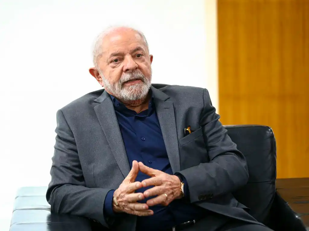 Ipec: aprovação do governo Lula oscila para baixo e chega a 37%