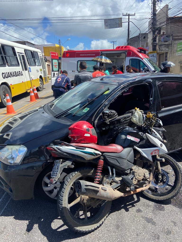 Motociclista voa por cima de carro após colisão na Mário Negócio