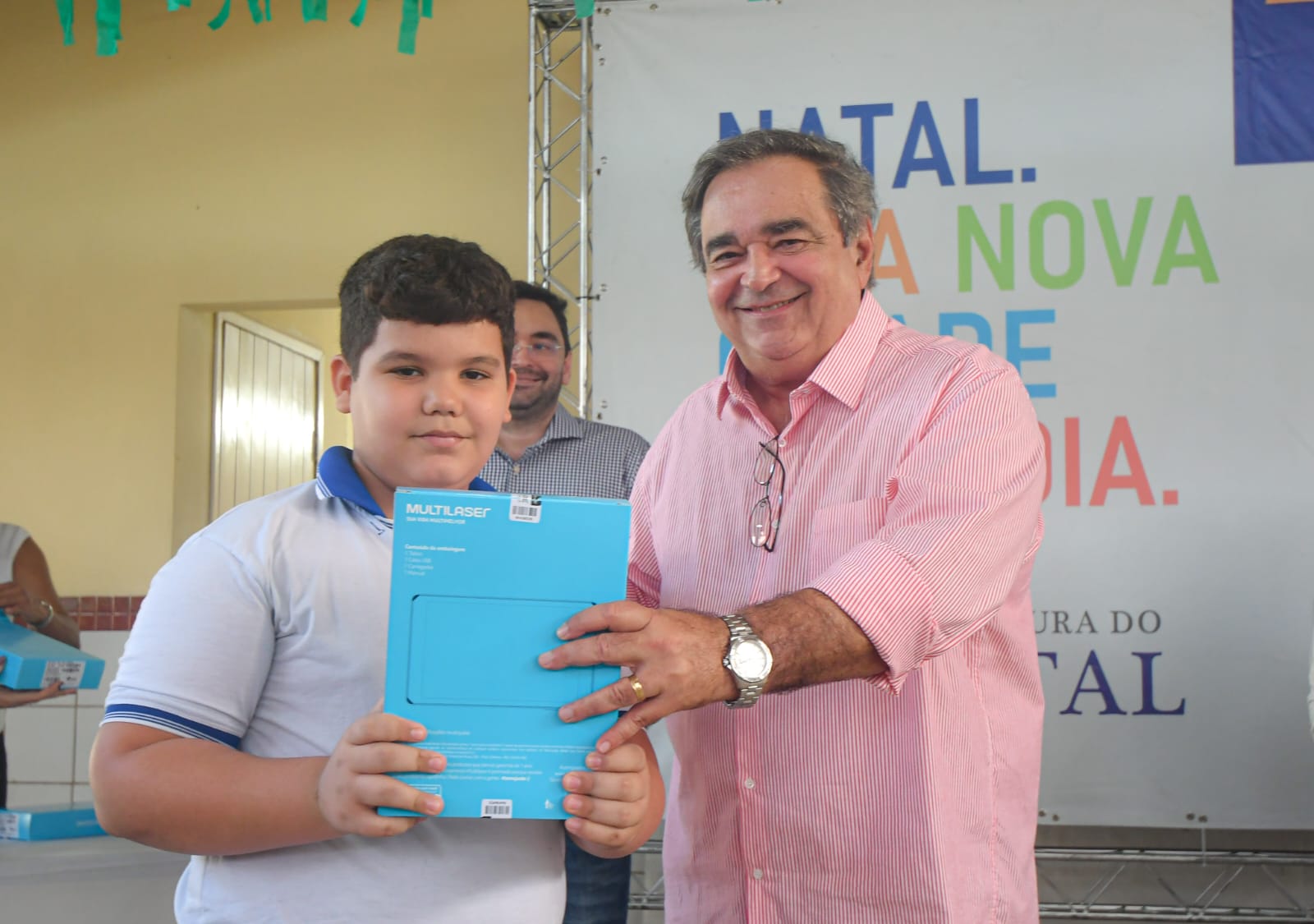 Prefeito faz entrega de 16 mil tablets para a rede municipal de ensino