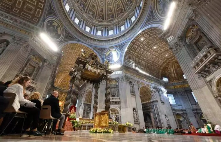 POLÊMICA! Homem fica nu em altar da Basílica de São Pedro no Vaticano