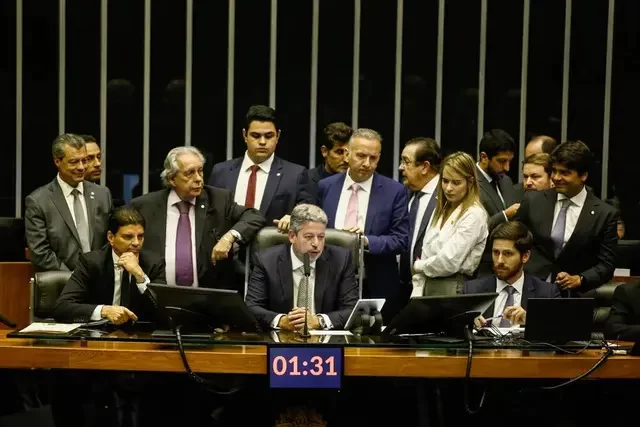 Projeto que torna crime discriminar políticos inclui 99 mil pessoas e beneficia parentes