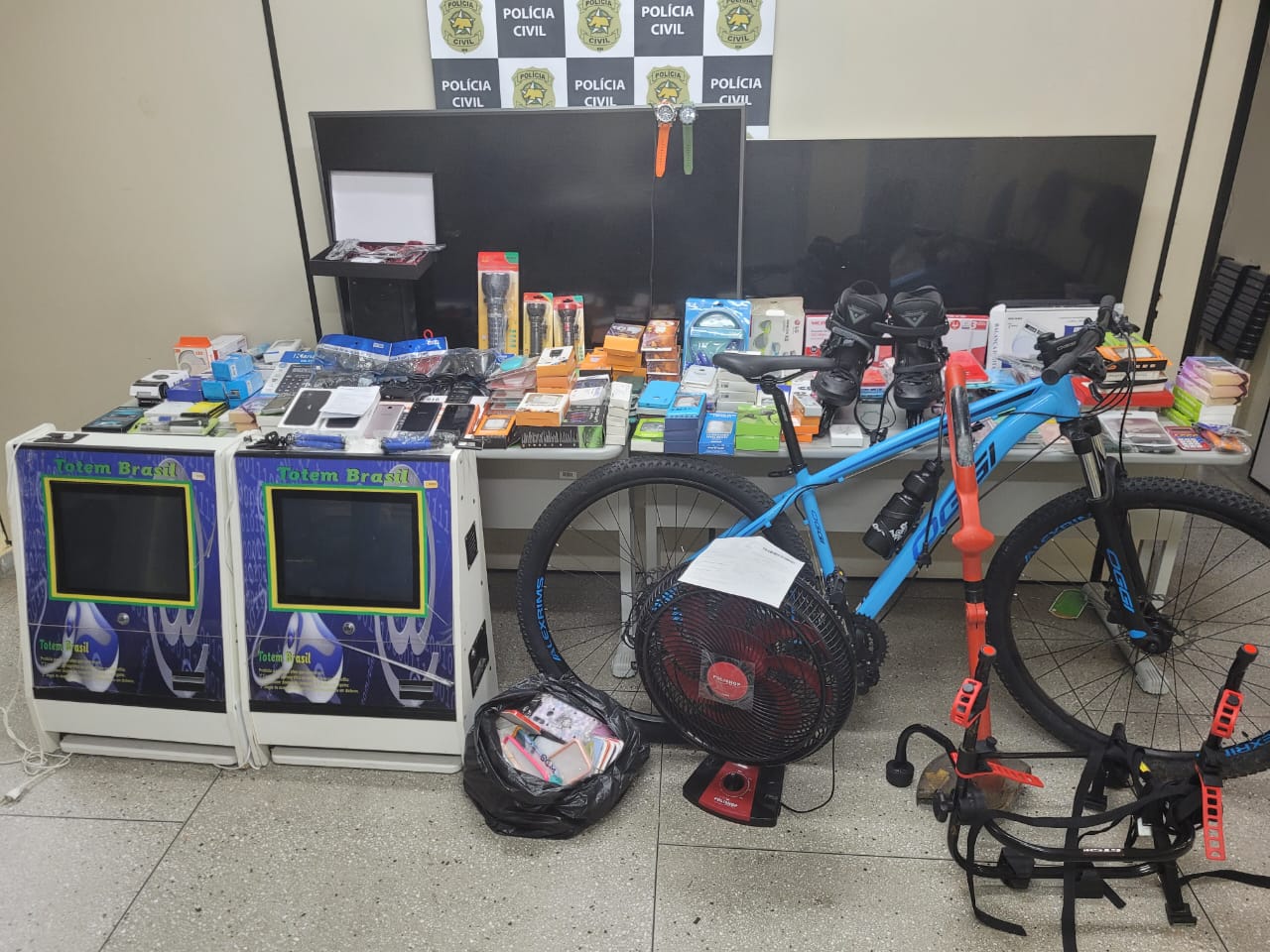 Polícia Civil prende dupla suspeita de aplicar golpes com cartões de crédito em Macaíba