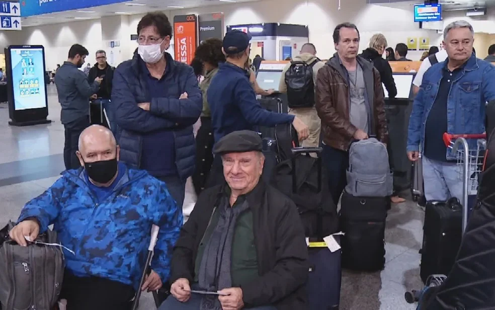 Susto: avião com equipe de Roberto Carlos bate em pássaro e precisa retornar a aeroporto