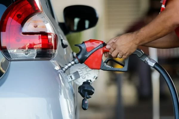 Natal tem gasolina mais cara entre capitais do Nordeste e diferença para 2ª colocada é de R$ 0,24 por litro