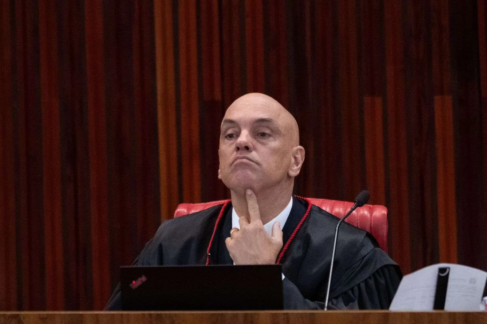 Moraes após TSE condenar Bolsonaro: “Justiça é cega, mas não é tola”