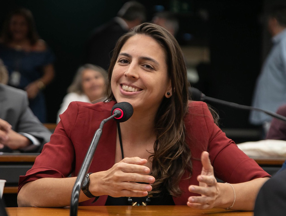 "Madrinha" de invasores de terra, Natália Bonavides quer ser prefeita de Natal, mas já trabalha contra a cidade