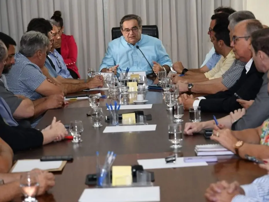 Álvaro Dias recebe líderes empresariais e volta a cobrar órgãos ambientais por licença da engorda de Ponta Negra