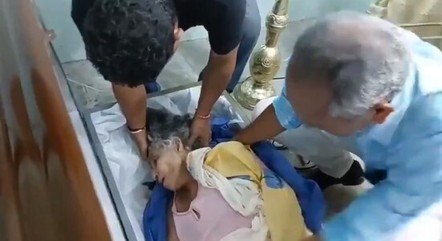 SUSTO! Idosa de 76 anos acorda em caixão durante o próprio velório