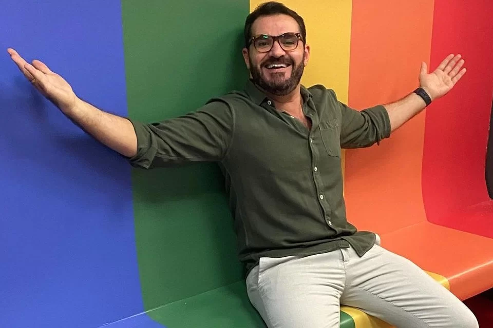 Apresentador da Globo revela rejeição do pai após casamento com homem