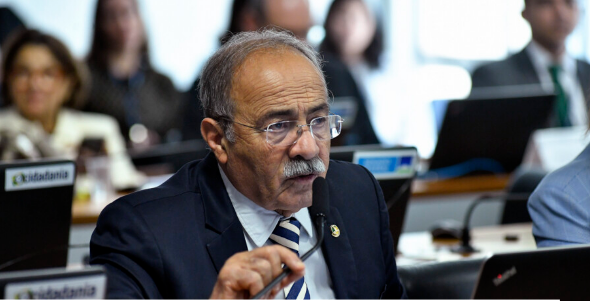 Senado abre processo contra senador flagrado com dinheiro nas nádegas