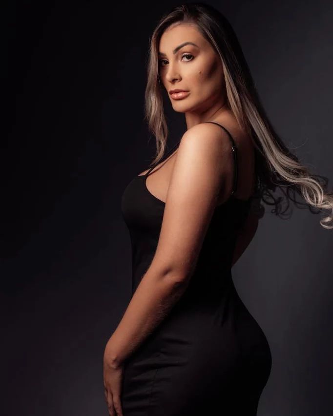 'Gruta Azul': Andressa Urach sensualiza na web antes de apresentação em boate