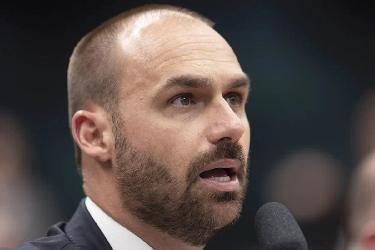 Eduardo Bolsonaro pede acesso a documento sigiloso contra Moraes