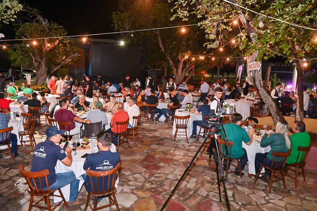 No Médio Oeste, Ezequiel participa de evento agropecuário em Caraúbas