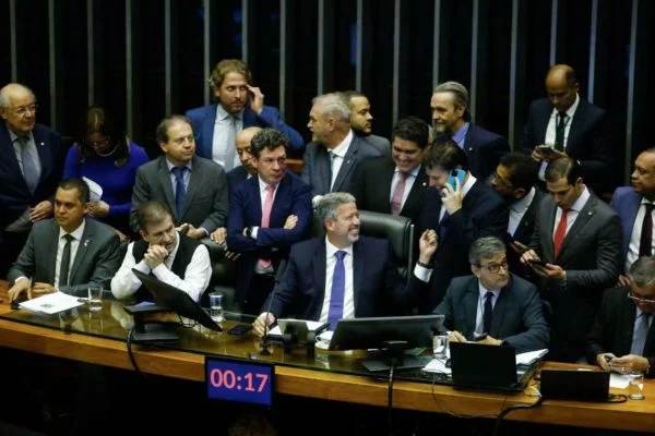 Saiba quais são os impactos da reforma tributária no IPVA e IPTU