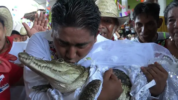 Prefeito se casa com crocodilo em cerimônia por prosperidade