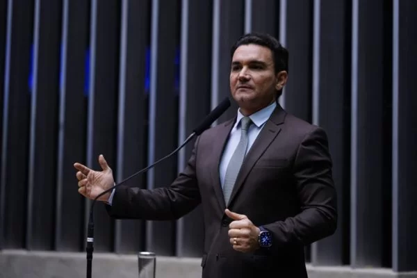 Posse de Celso Sabino no Ministério do Turismo fica para agosto