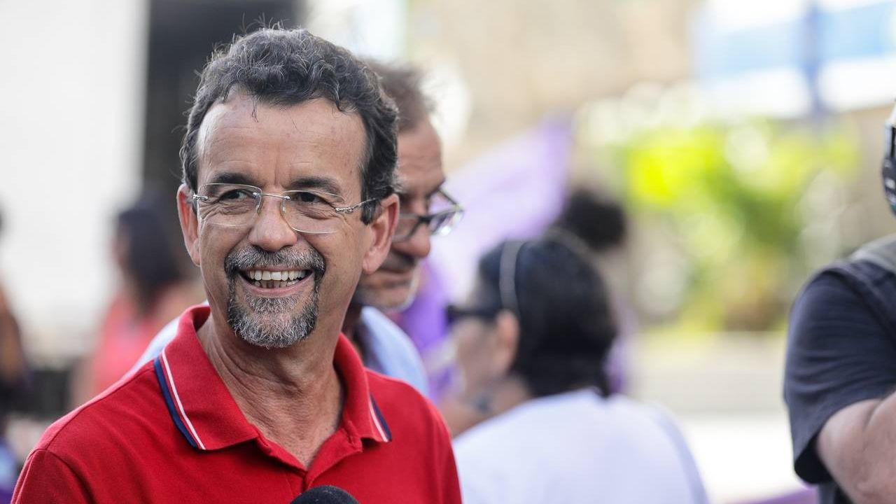 FELIZ DA VIDA: Deputado petista Fernando Mineiro comemora fim das escolas cívico-militares criadas por Bolsonaro
