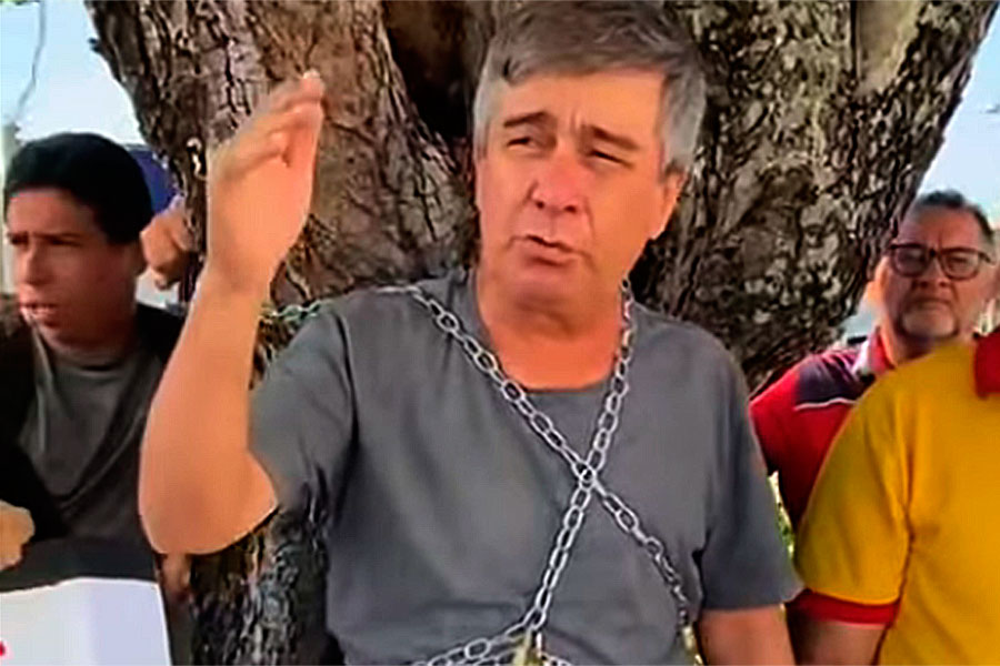 "Derrubem nossas arvores", diz Marcos Aragão em artigo, onde expõe "ação eleitoreira" de Robério Paulino de se acorrentar em árvore da Jaguarari