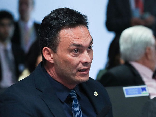 Senador Styvenson critica Fátima Bezerra em polêmica sobre obra de hospital