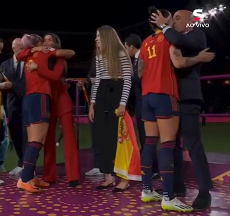Presidente da Federação Espanhola é denunciado por 'ato sexista' após beijar jogadora