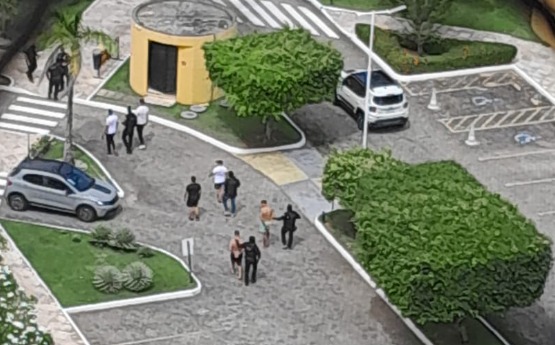 Policiais entram em condomínio de Ponta Negra e levam homens detidos