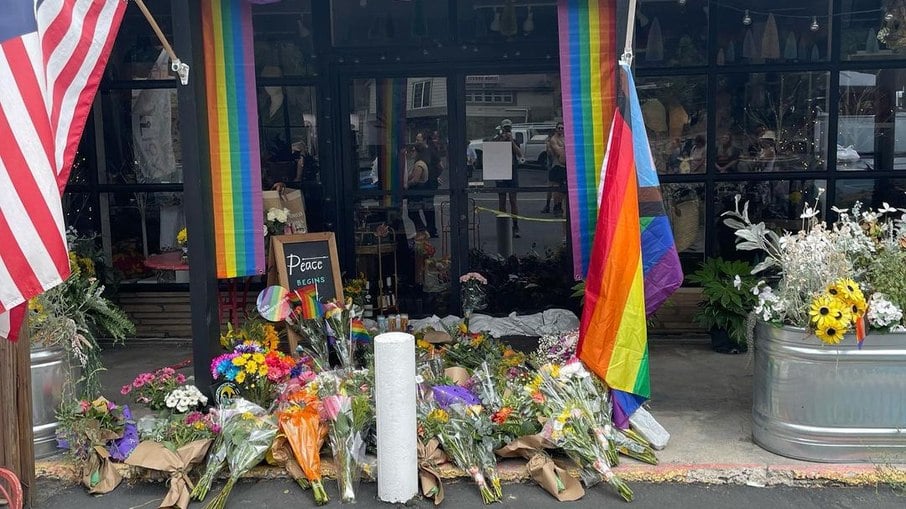 HOMOFOBIA: Mulher é morta por colocar bandeira LGBTQ+ na entrada da própria loja