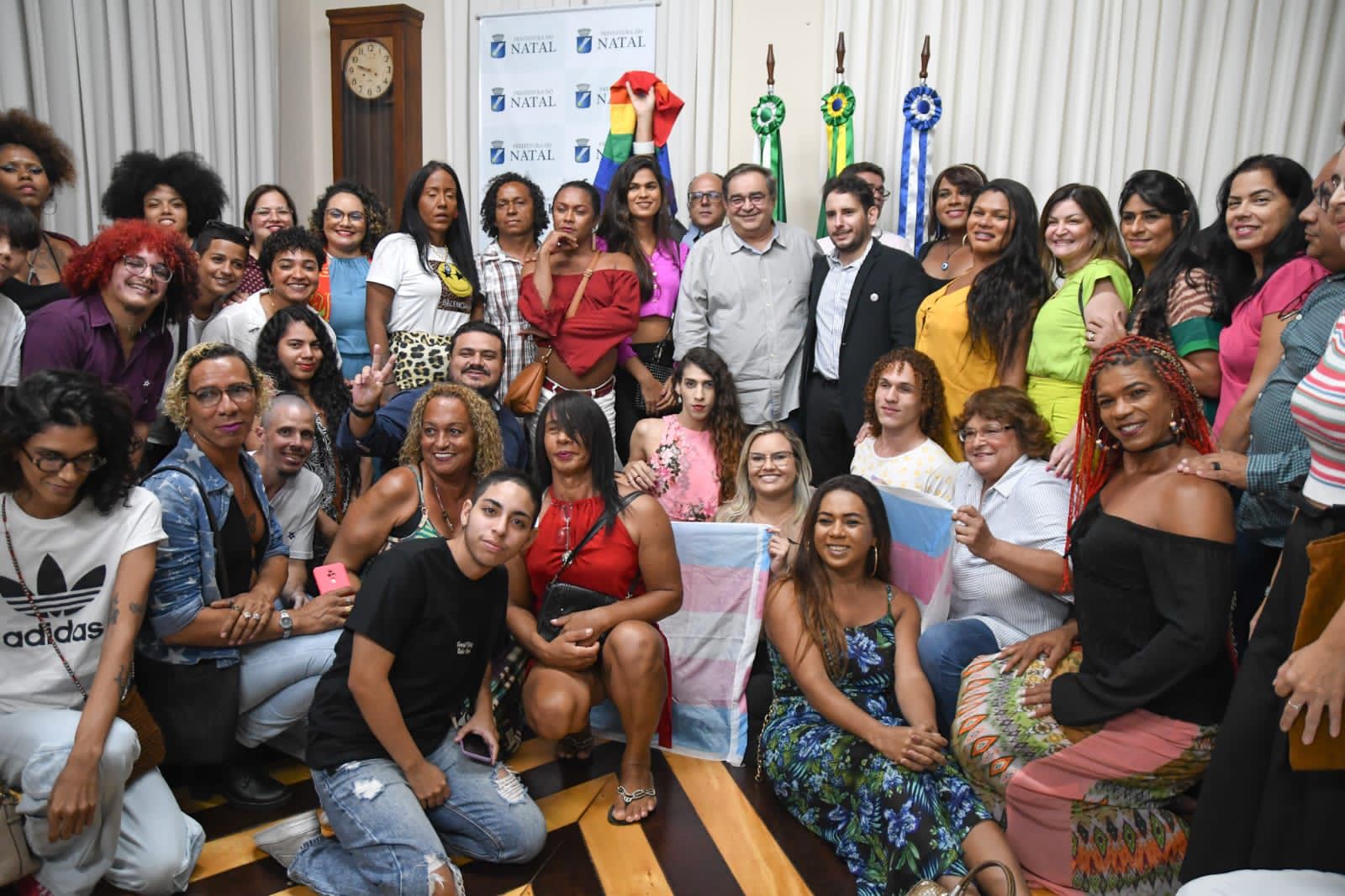 Álvaro Dias assina projeto que dá bolsas de até R$ 2,2 mil para pessoas trans em Natal