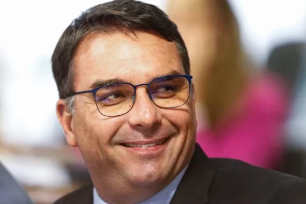 “Atenção PRFs, não trabalhem”, ironiza Flávio Bolsonaro sobre prisão de Silvinei
