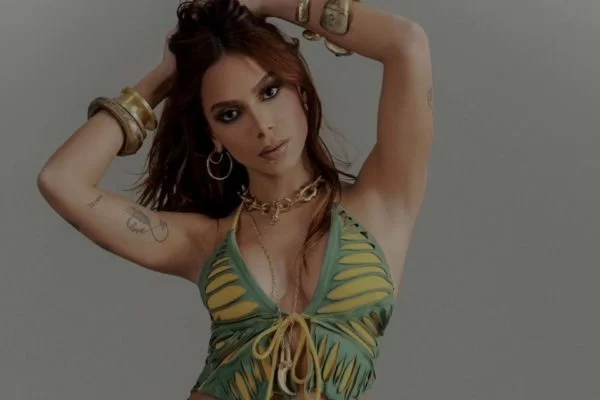 Anitta diz que “adora” namoro à distância com Simone Susinne