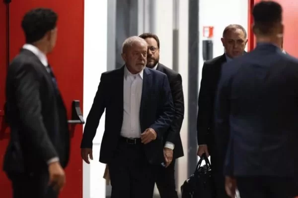 Deputado bolsonarista propõe tirar armas de seguranças de Lula